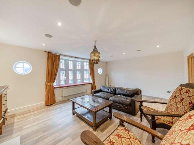 Flat for sale in Pinner, Greater London