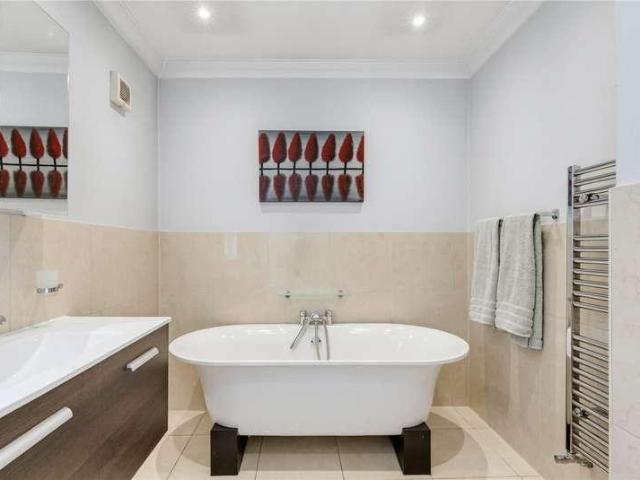 Flat for sale in Earlsfield, Greater London