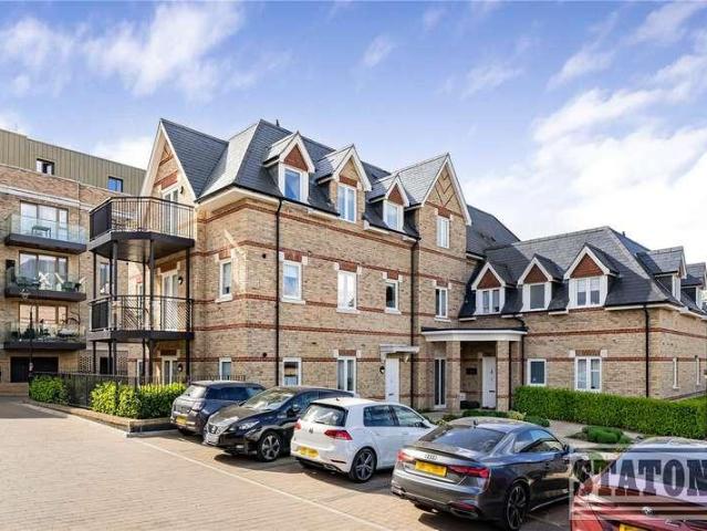 Flat for sale in Cockfosters, Greater London