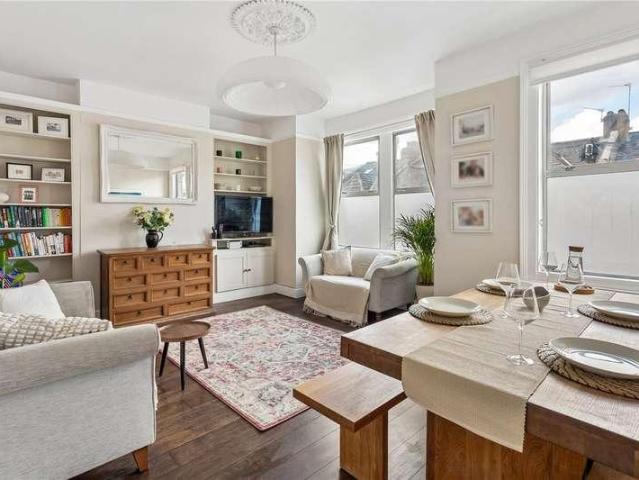 Flat for sale in Furzedown, Greater London
