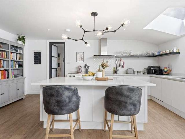 Flat for sale in Balham, Greater London