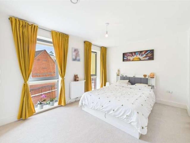 Flat for sale in Wokingham, Emmbrook