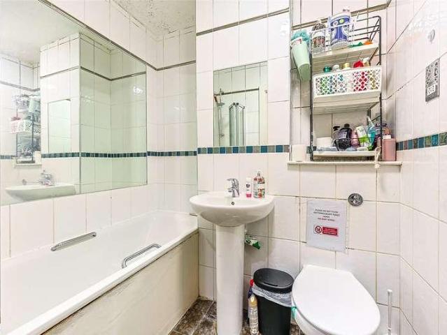 Flat for sale in London Borough of Ealing, Greater London