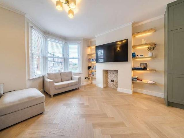 Flat for sale in London Borough of Ealing, Hanwell