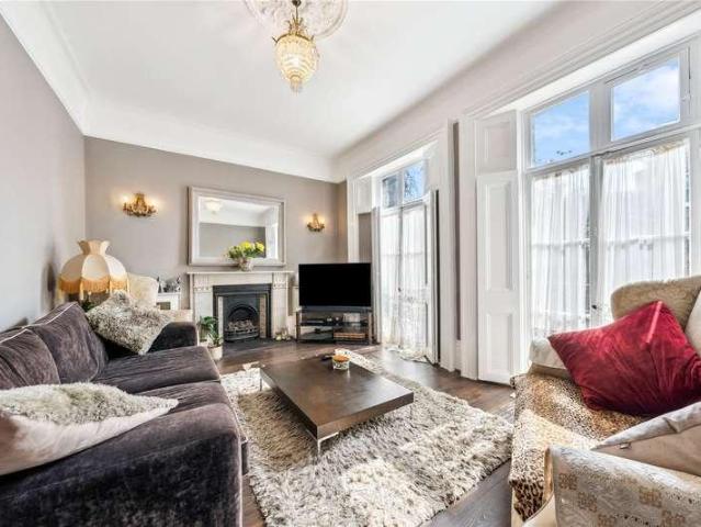 Flat for sale in Balham, Greater London