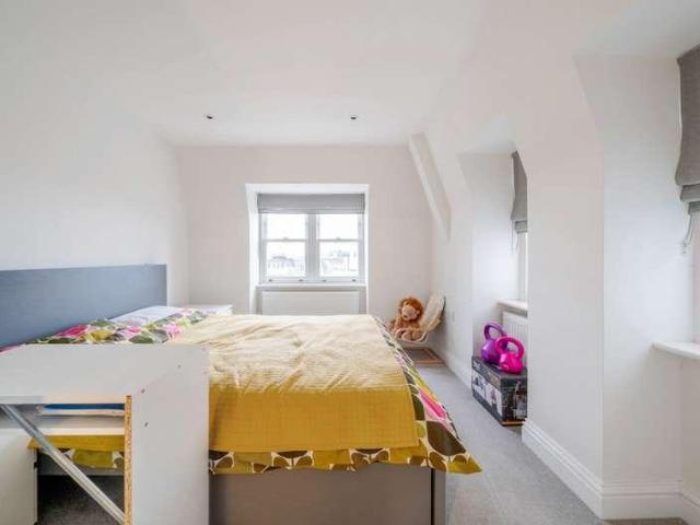 Flat for sale in Shepherd's Bush, Greater London