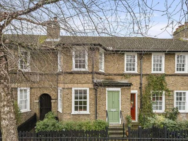 Flat for sale in North Kensington, Greater London