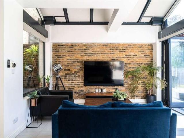 Flat for sale in Streatham Hill, Greater London