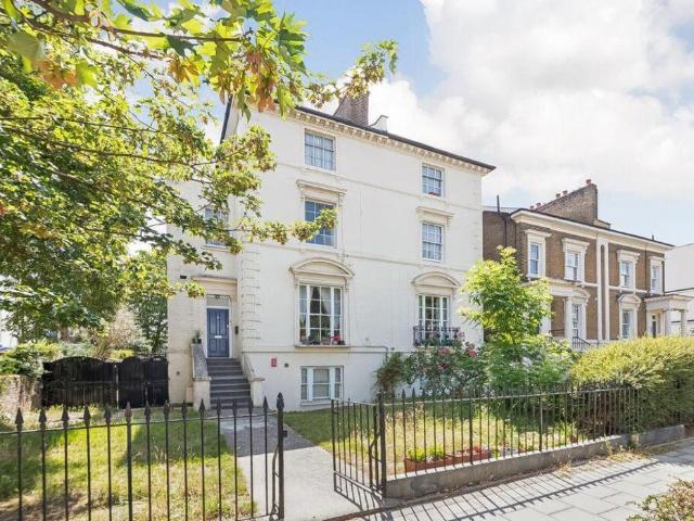Flat for sale in London Borough of Lewisham, Forest Hill