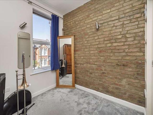 Flat for sale in Shepherd's Bush, Greater London