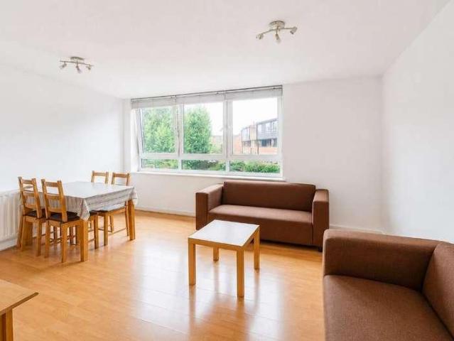 Flat for sale in Battersea, Greater London