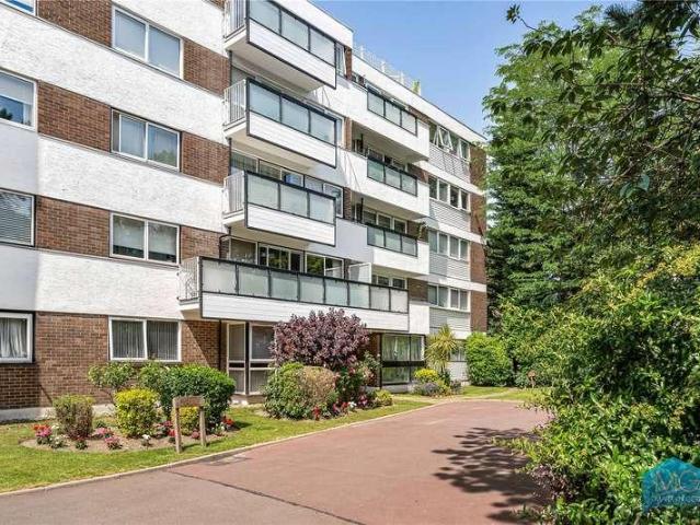 Flat for sale in Whetstone, Greater London
