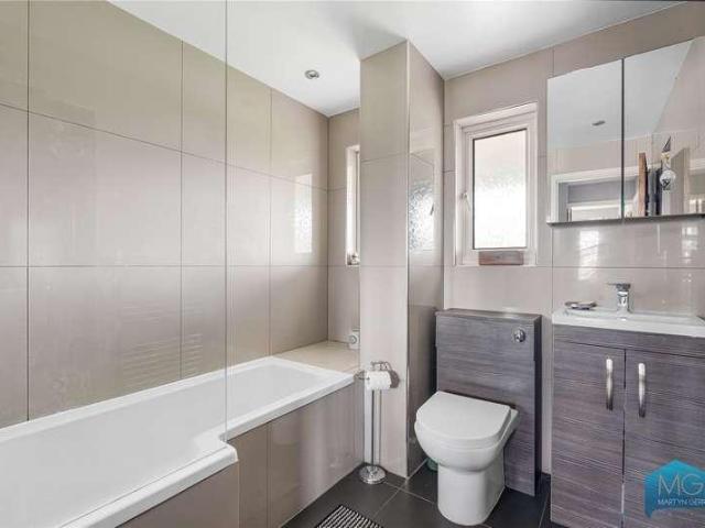 Flat for sale in Finchley, Greater London
