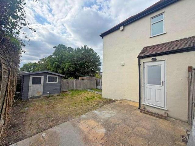 Flat for sale in Woodford Bridge, Greater London