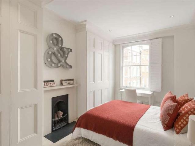 Flat for sale in Brompton, Greater London