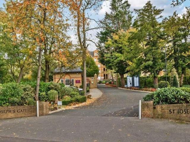 Flat for sale in Mill Hill, Greater London