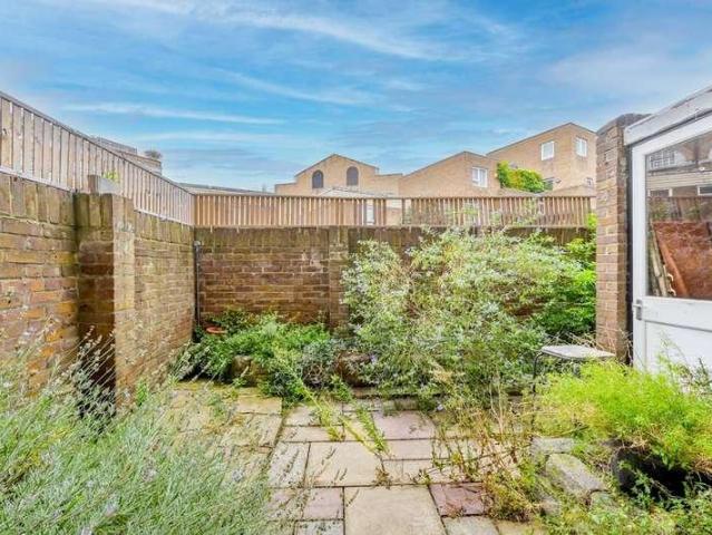 Flat for sale in East Smithfield, Cat Hill