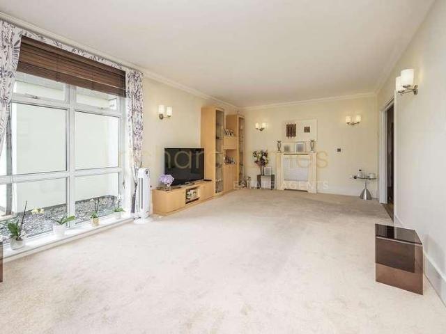 Flat for sale in Mill Hill, Greater London