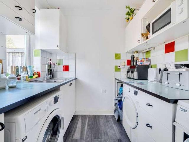 Flat for sale in Dale Hill, Essex