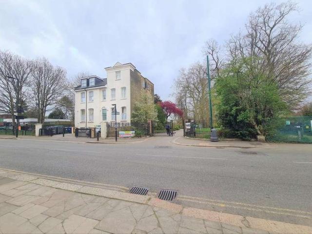 Flat for sale in London Borough of Ealing, Greater London