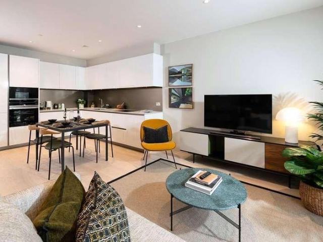 Flat for sale in Hampton Wick, Greater London