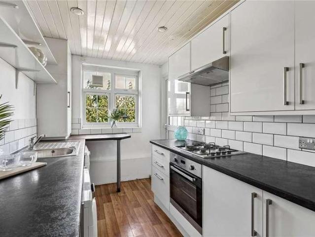 Flat for sale in Summerstown, Greater London