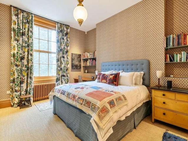 Flat for sale in Victoria, Greater London