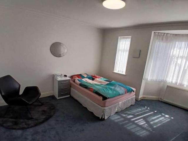 Flat for sale in Golders Green, Greater London