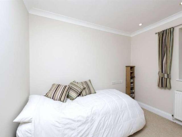 Flat for sale in Clapham Junction, Greater London
