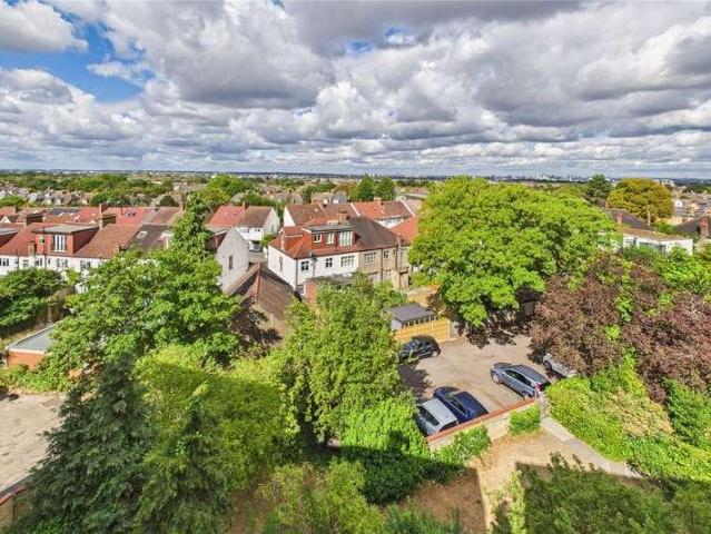 Flat for sale in Streatham Hill, Greater London