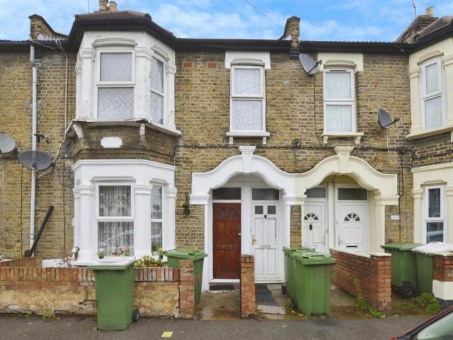 Flat for sale in Canning Town, Greater London