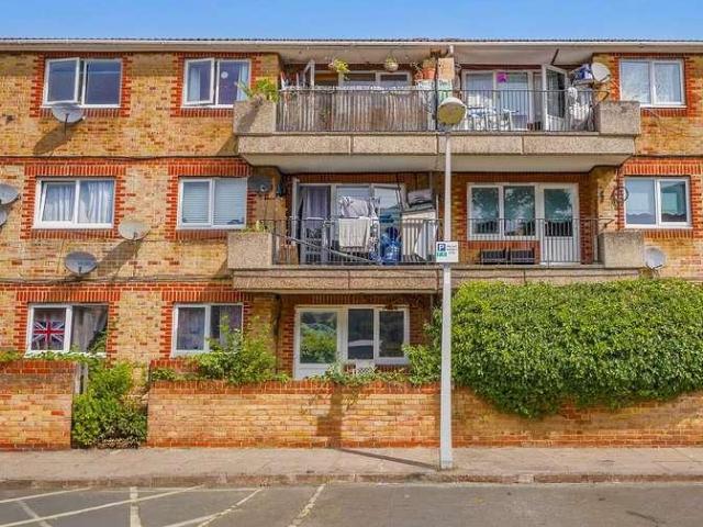 Flat for sale in Peckham, Greater London