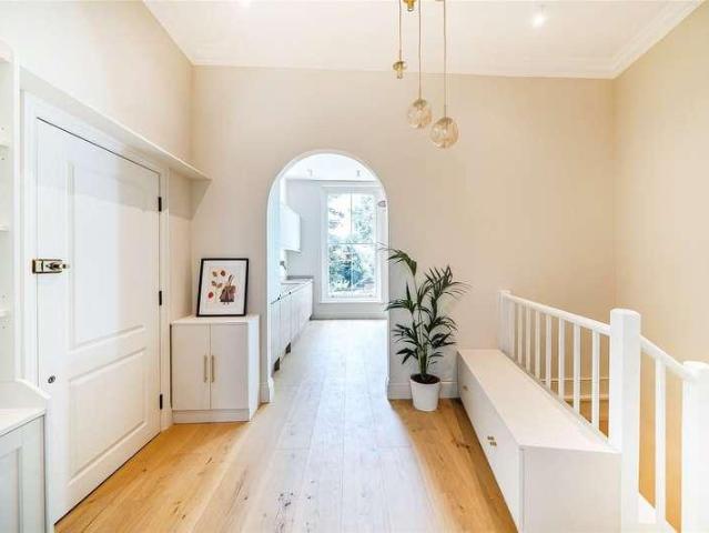 Flat for sale in Archway, Greater London