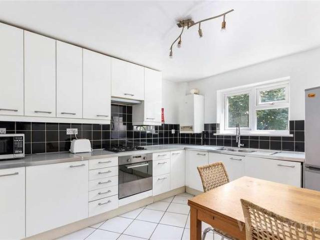 Flat for sale in Nunhead, Greater London