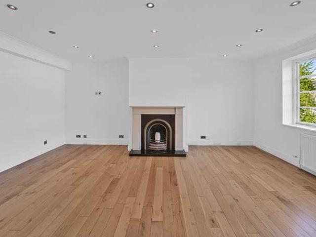 Flat for sale in Roehampton, Greater London