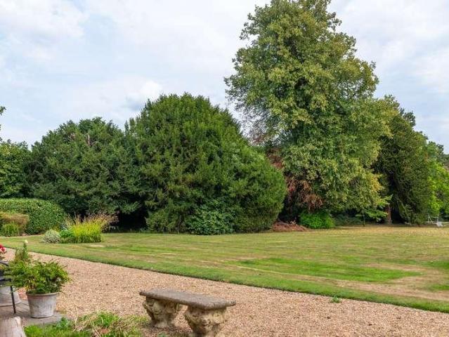 Flat for sale in Pachesham Park, Surrey