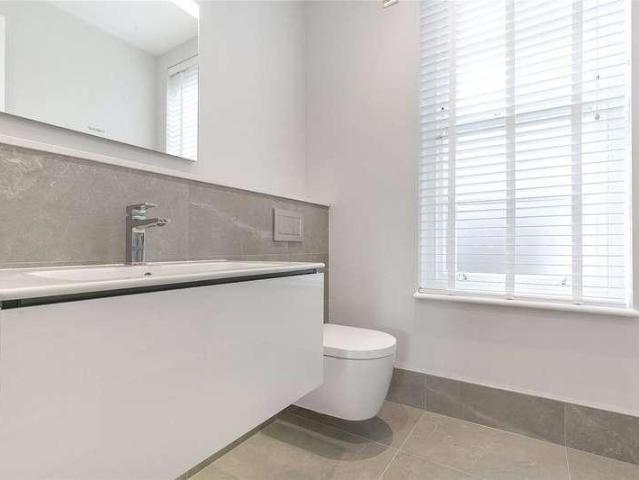 Flat for sale in Totteridge, Greater London