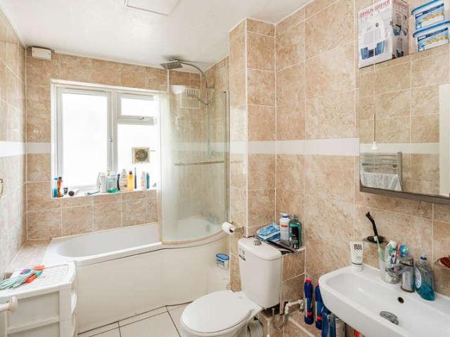Flat for sale in Oval, Greater London