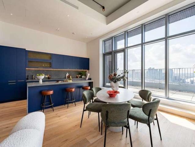 Flat for sale in E14, London
