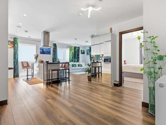 Flat for sale in Alton Barnes, Essex