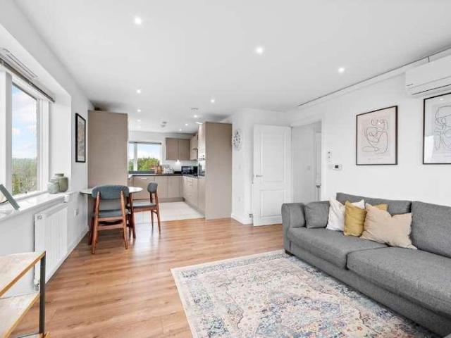 Flat for sale in London Borough of Merton, Merton Park