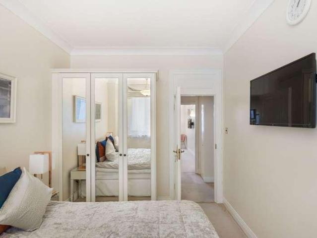 Flat for sale in Paddington, Greater London