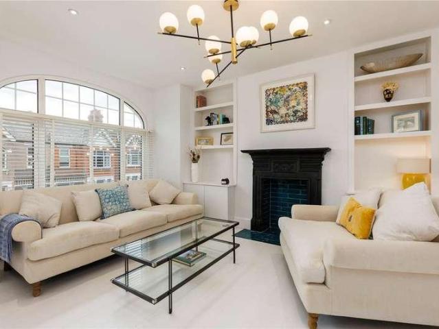 Flat for sale in Southfields, Greater London