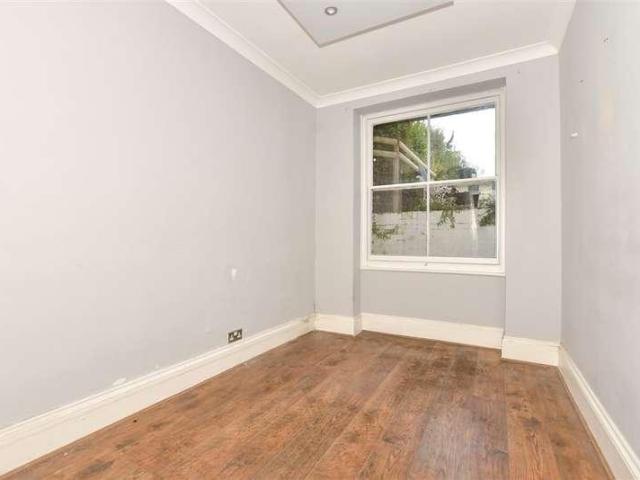 Flat for sale in Tower Hamlets, Dover