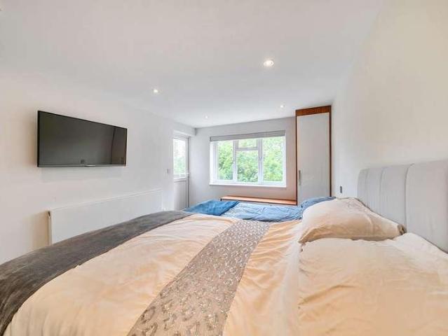 Flat for sale in Little Stanmore, Greater London