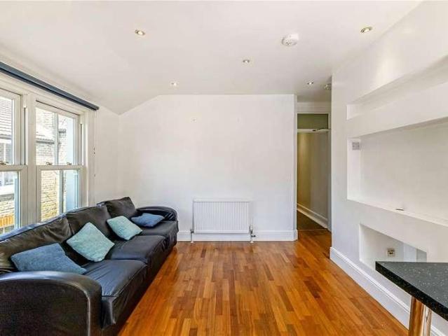 Flat for sale in Clapham, Greater London