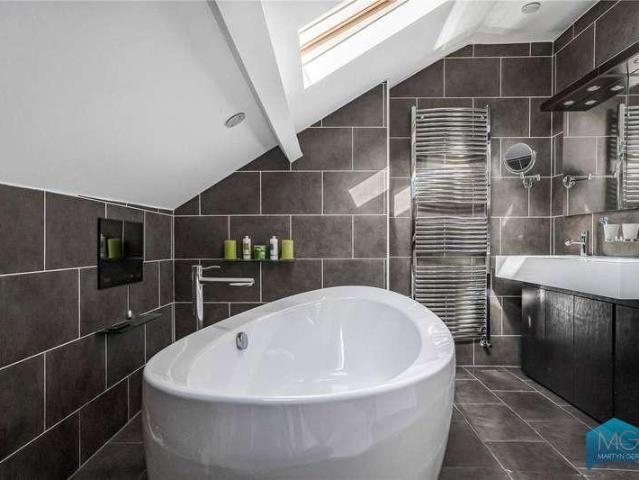 Flat for sale in Kilburn, Greater London