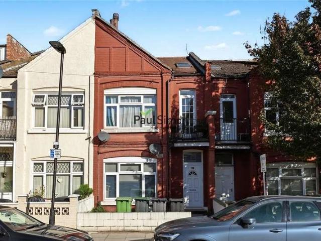 Flat for sale in The Gardens, Greater London
