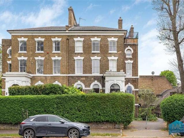 Flat for sale in Highbury, Greater London