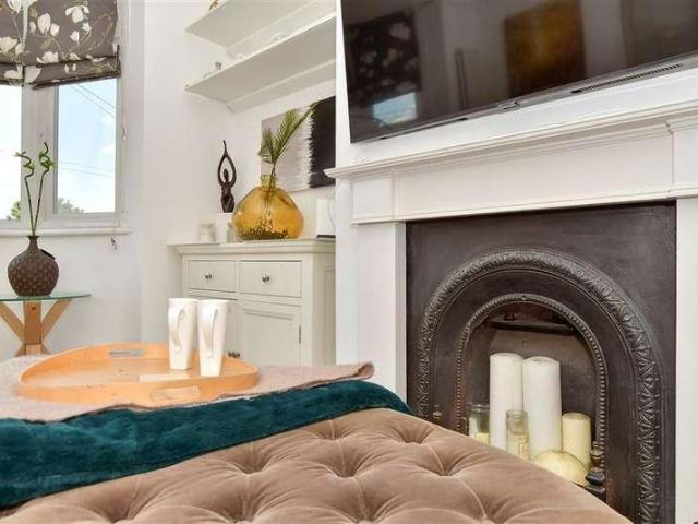 Flat for sale in Romford, Gidea Park
